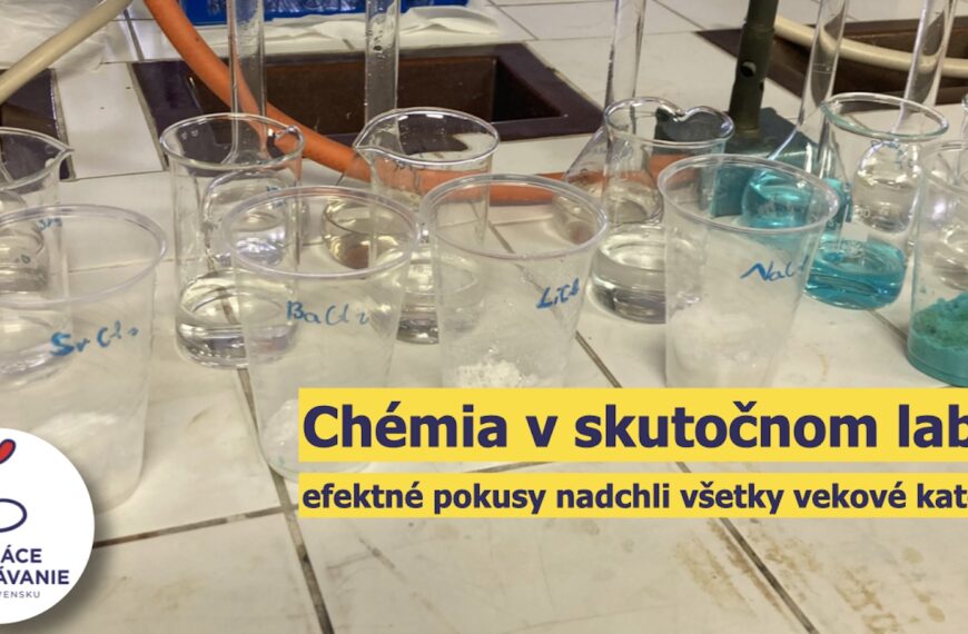 Titulný obrázok s chemickým sklom a téglikmi obsahujúcimi rôzne soli na pokus, v ktorom budú deti soľami zafarbovať plameň typickými farbami pre dané chemické prvky.