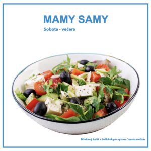 Čerstvý miešaný šalát s olivami a balkánskym syrom alebo mozzarellou ako zdravá večera pre účastníčky Mamy samy.