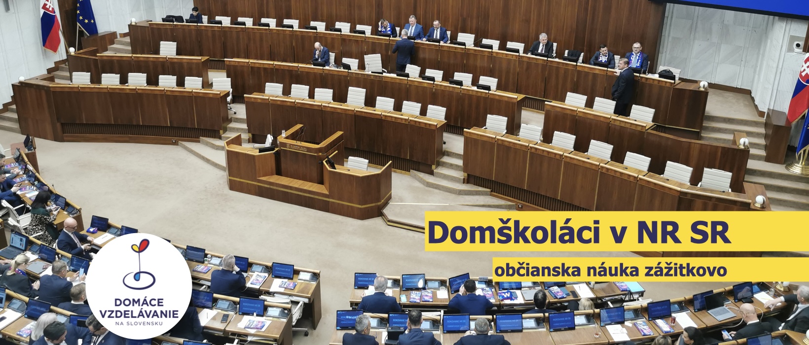 Pohľad z balkóna na rokovaciu sálu Národnej rady Slovenskej republiky počas zasadnutia s logom Domáce vzdelávanie na Slovensku a nápisom Domškoláci v NR SR – občianska náuka zážitkovo.