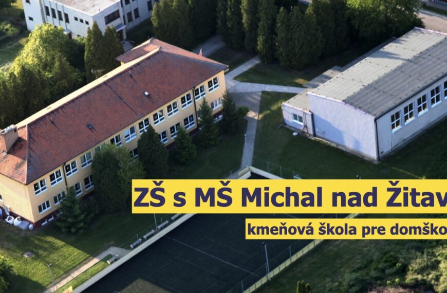 Letecký pohľad na areál ZŠ s MŠ Michal nad Žitavou s textom "Kmeňová škola pre domškolákov".