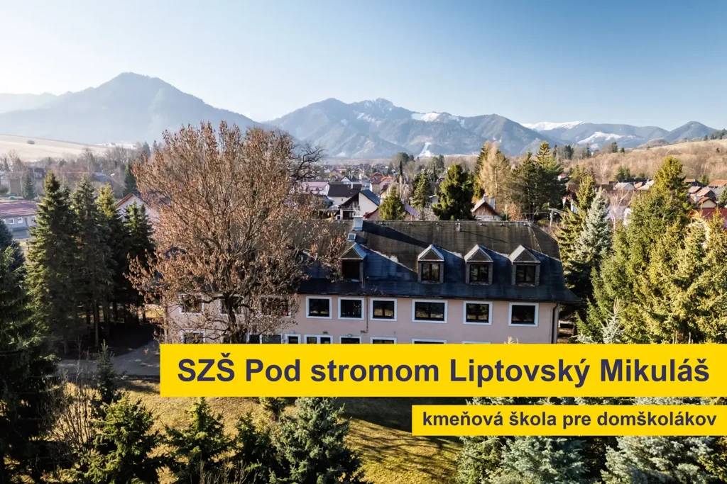Budova SZŠ Pod stromom v Demänovej pri Liptovskom Mikuláši s panorámou Nízkych Tatier – kmeňová škola pre domškolákov