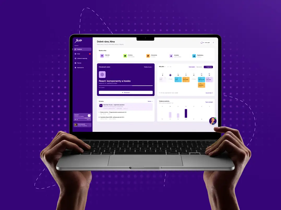 Ruky držia notebook s aplikáciou SkyroApp, nadpis „Externé štúdium v SkyroApp s maturitou"
