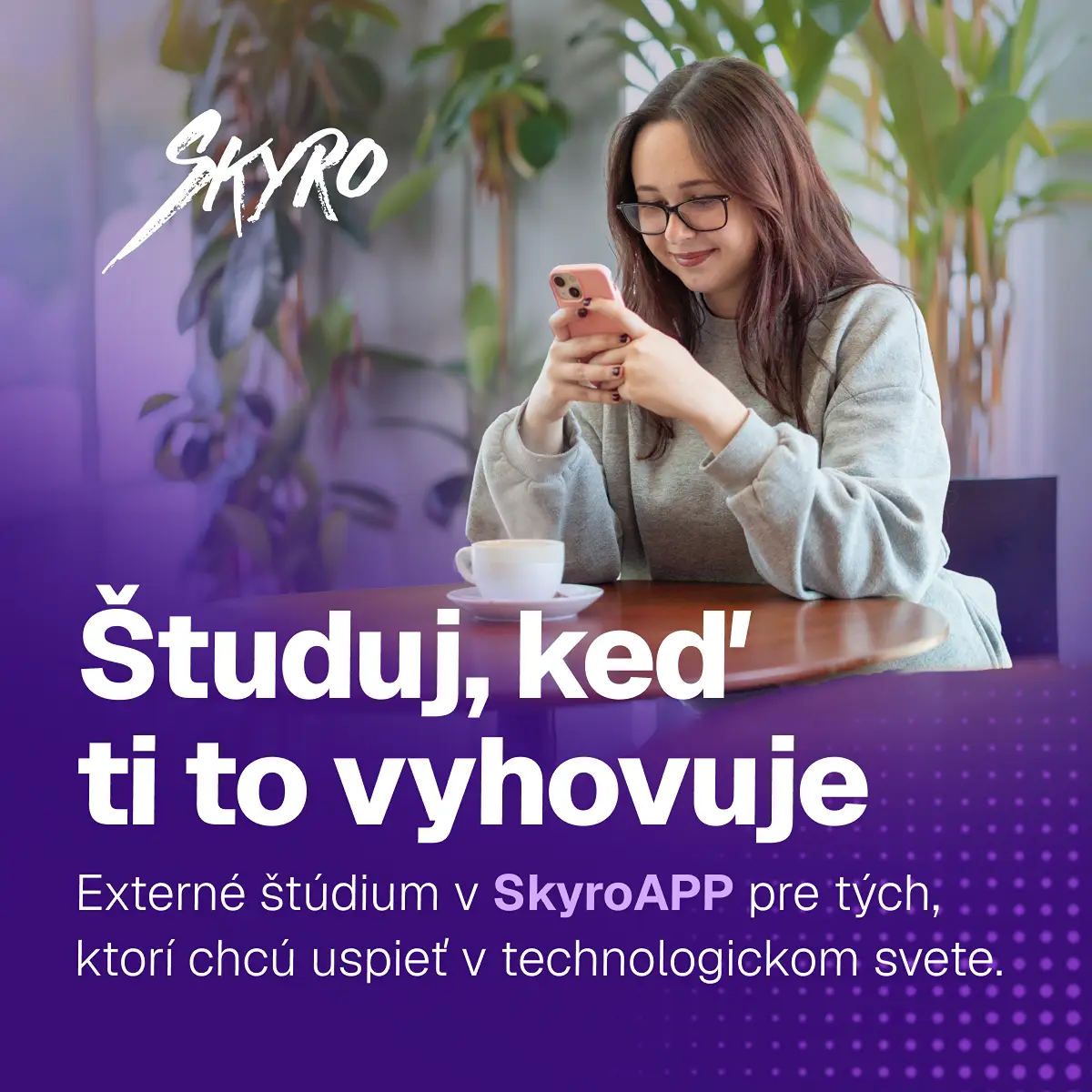 Študentka s telefónom v kaviarni, text „Študuj, keď ti to vyhovuje – externé štúdium v SkyroApp"