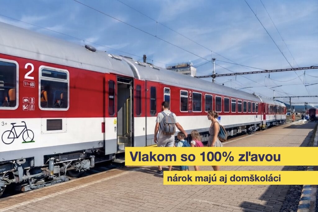 Domškolácka rodina nastupujúca do vlaku.