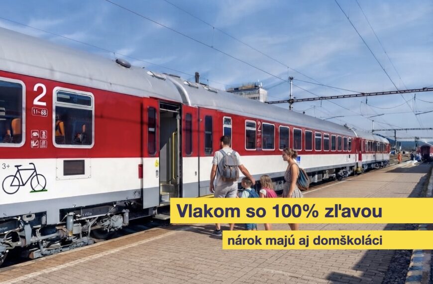 Domškolácka rodina nastupujúca do vlaku.