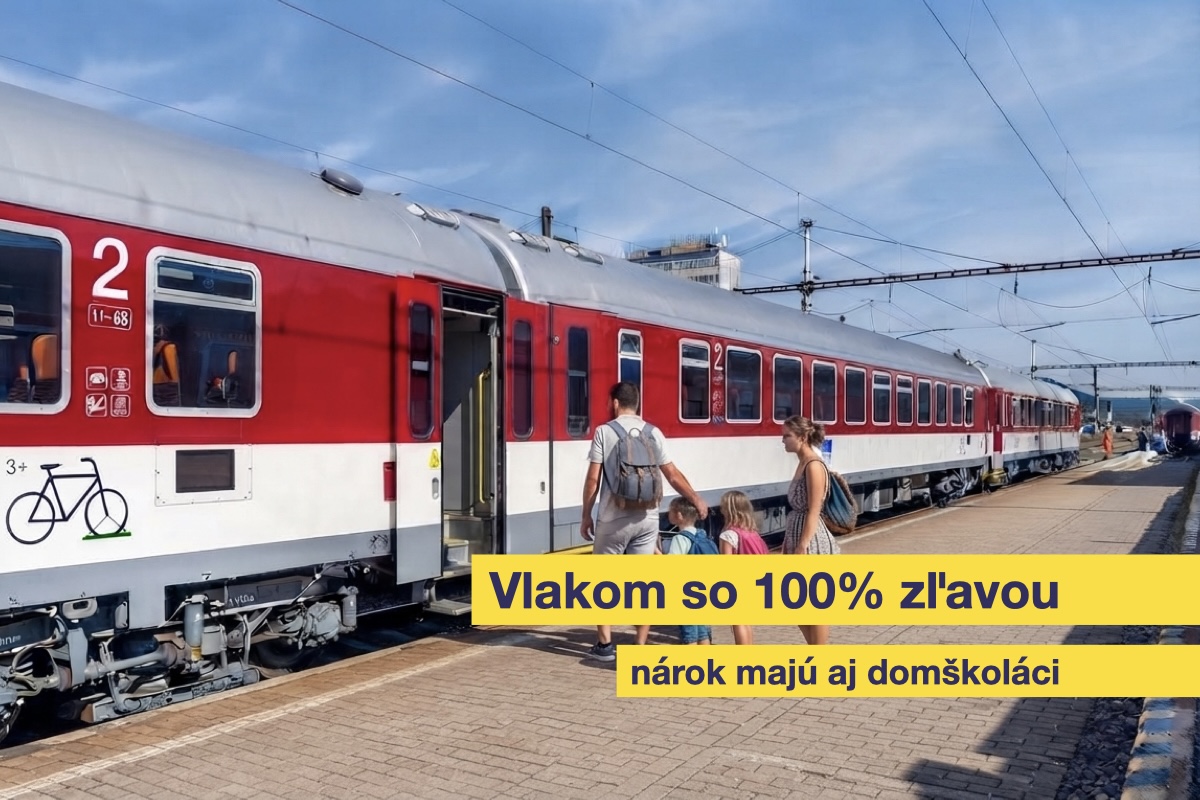 Domškolácka rodina nastupujúca do vlaku.